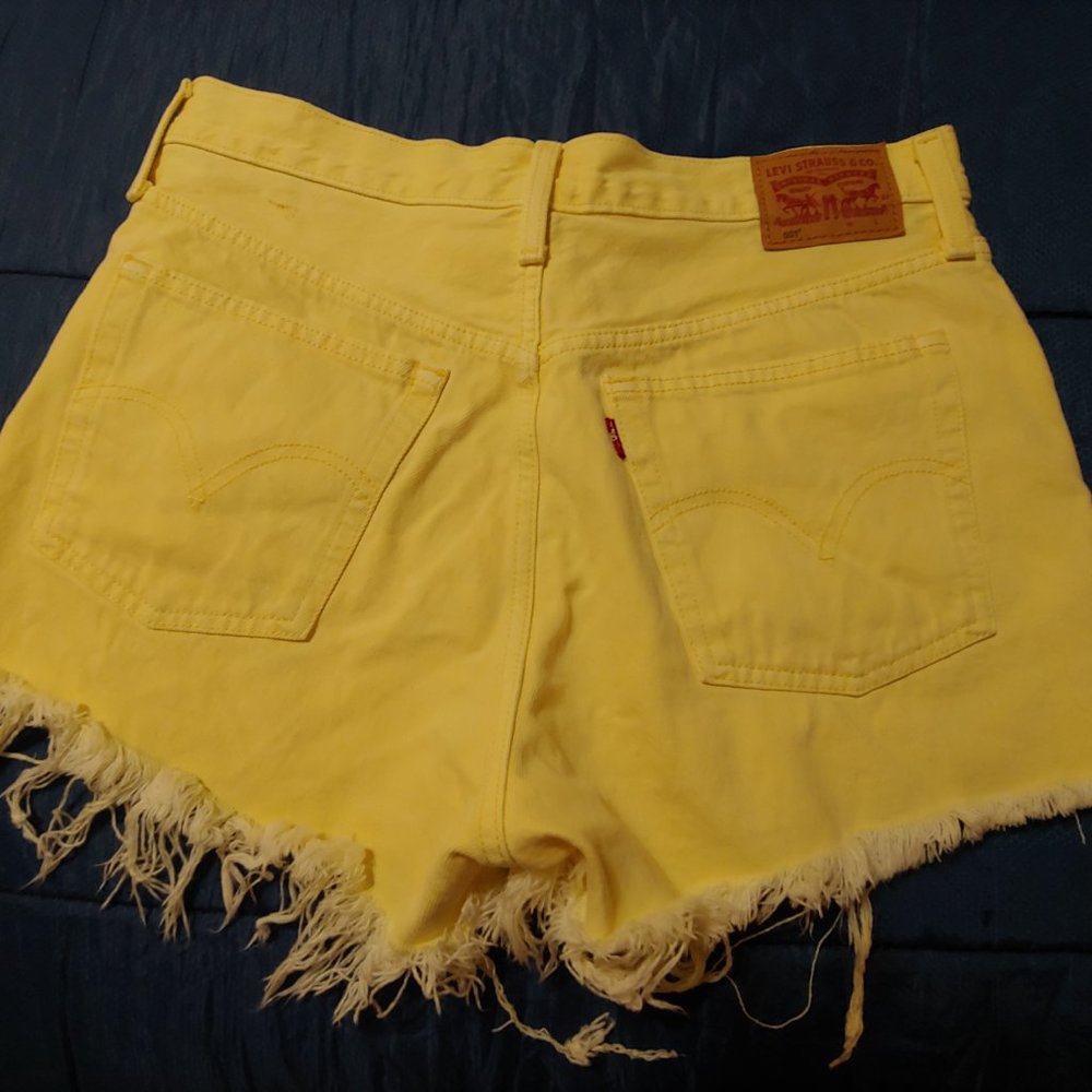 Levi 501 Shorts Yellow Size 30 - Picture 2 of 4